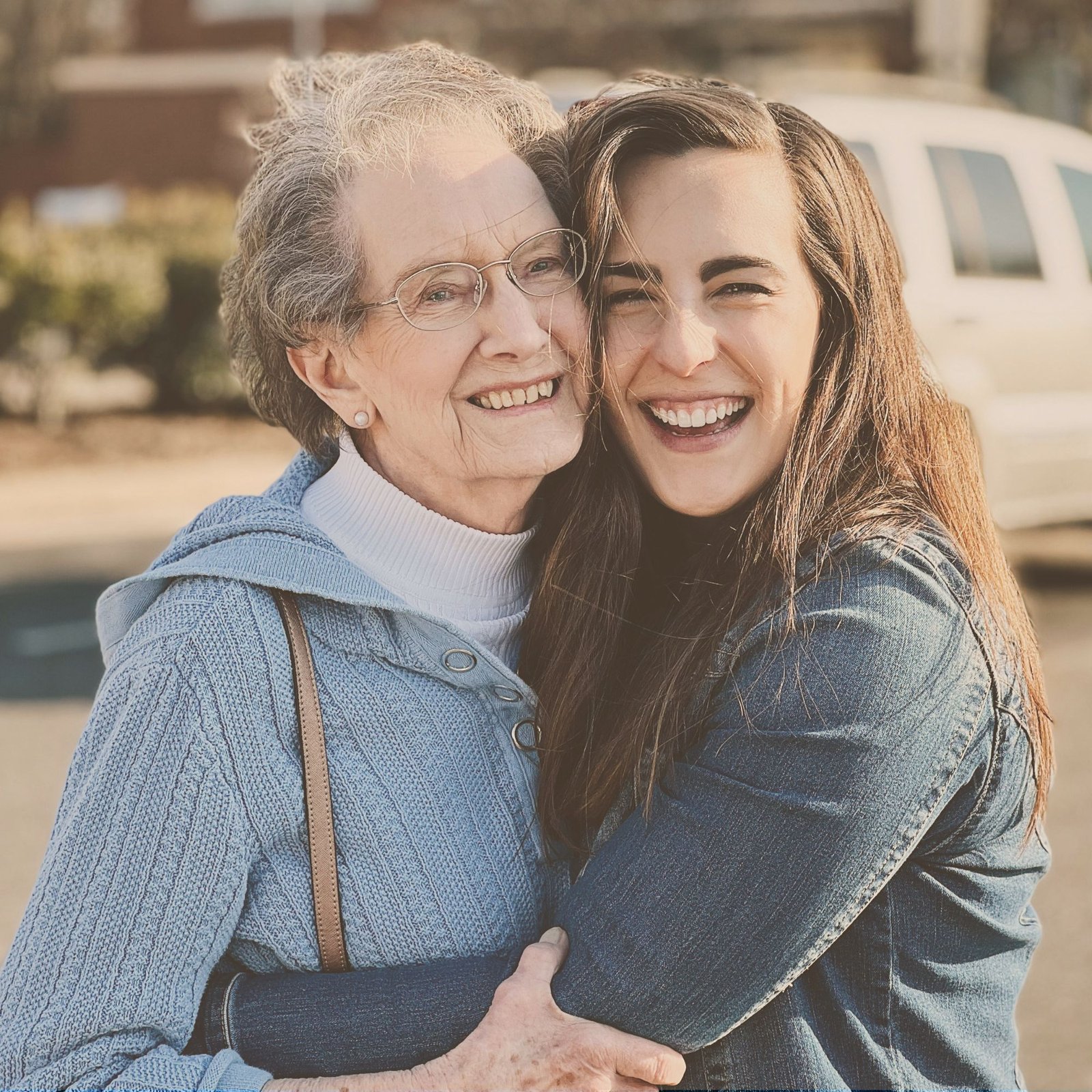 Une petite-fille et sa grand-mère, heureuses