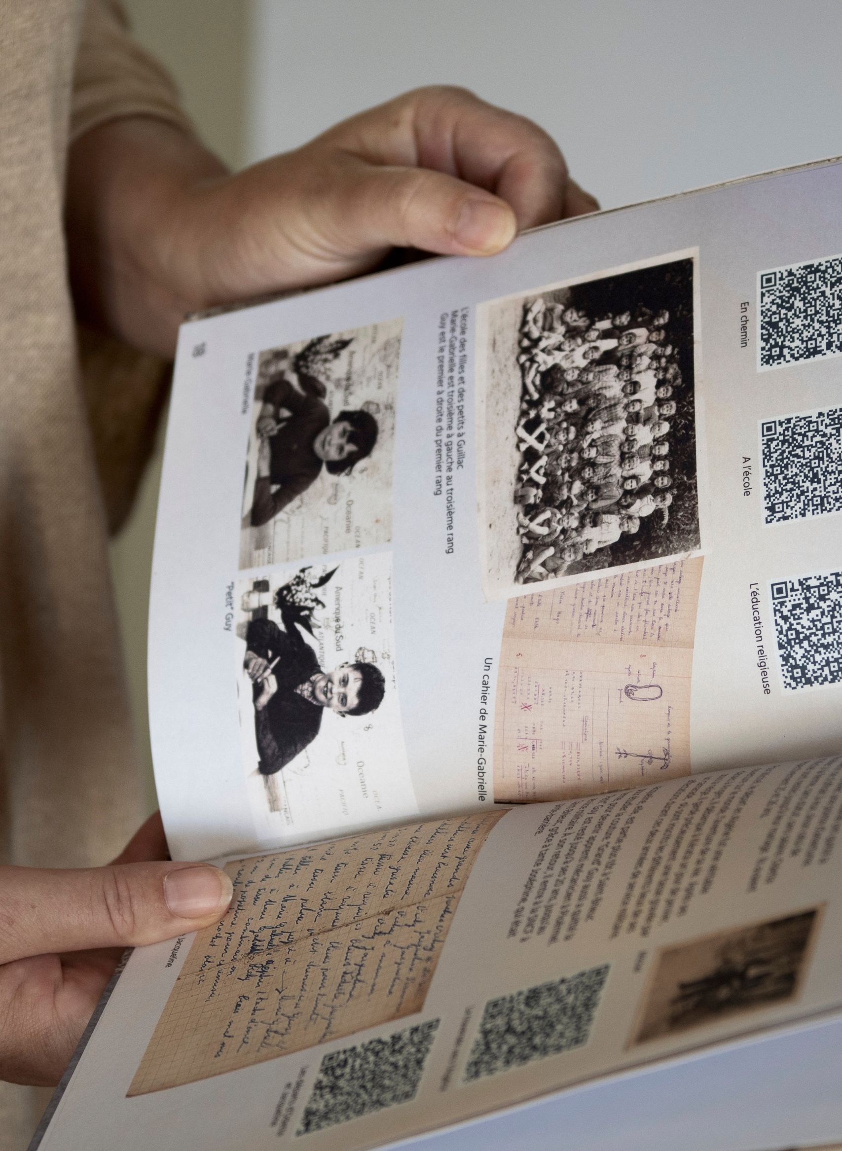 Un livre biographique mis en page. Vue de détail d'une page intérieure