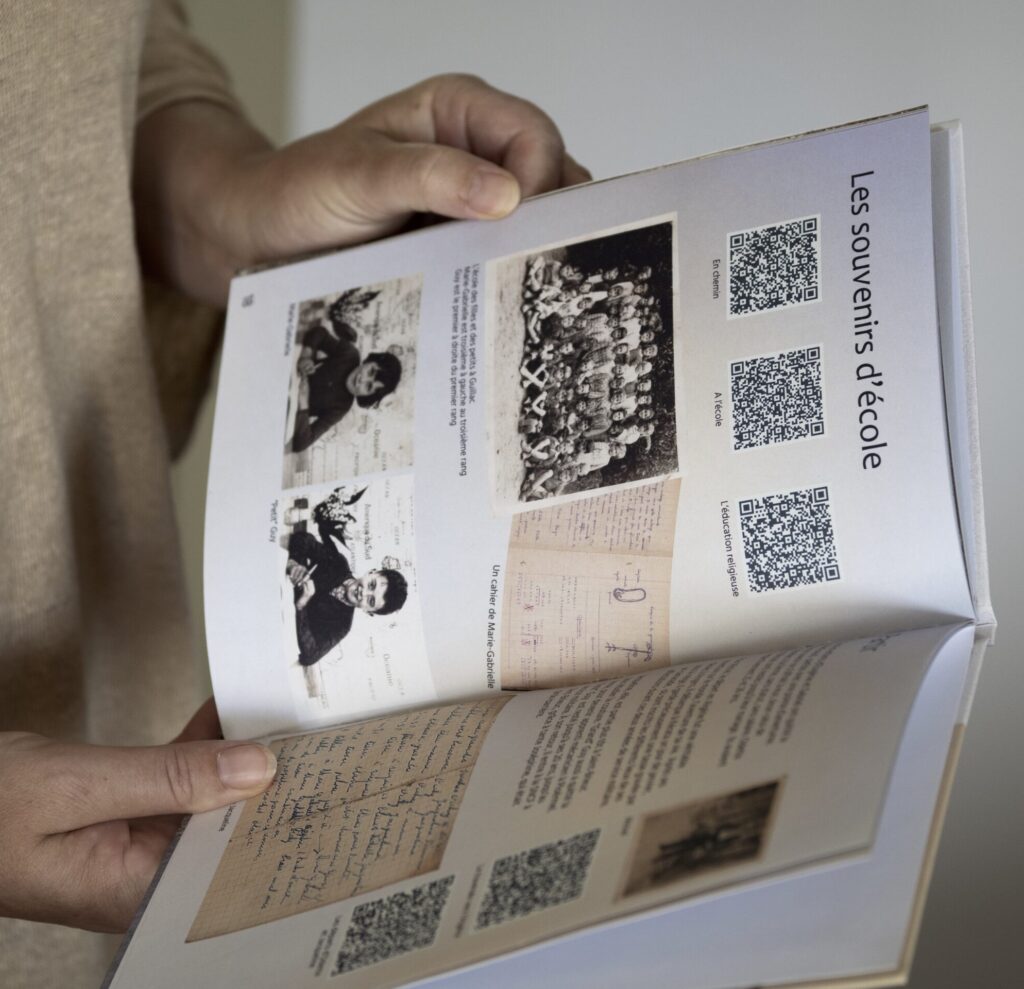 Un livre biographique sonore ouvert avec ses photos d'illustration et les QR codes