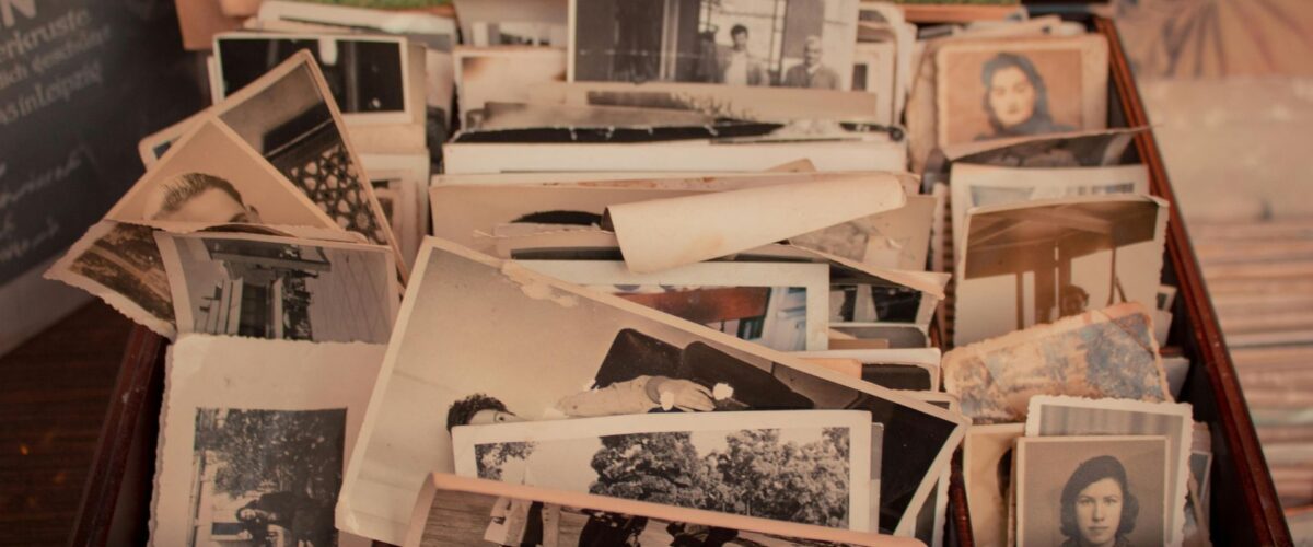 Une valise conservant des photos souvenir qui seront utilisées dans des albums et photos sonores